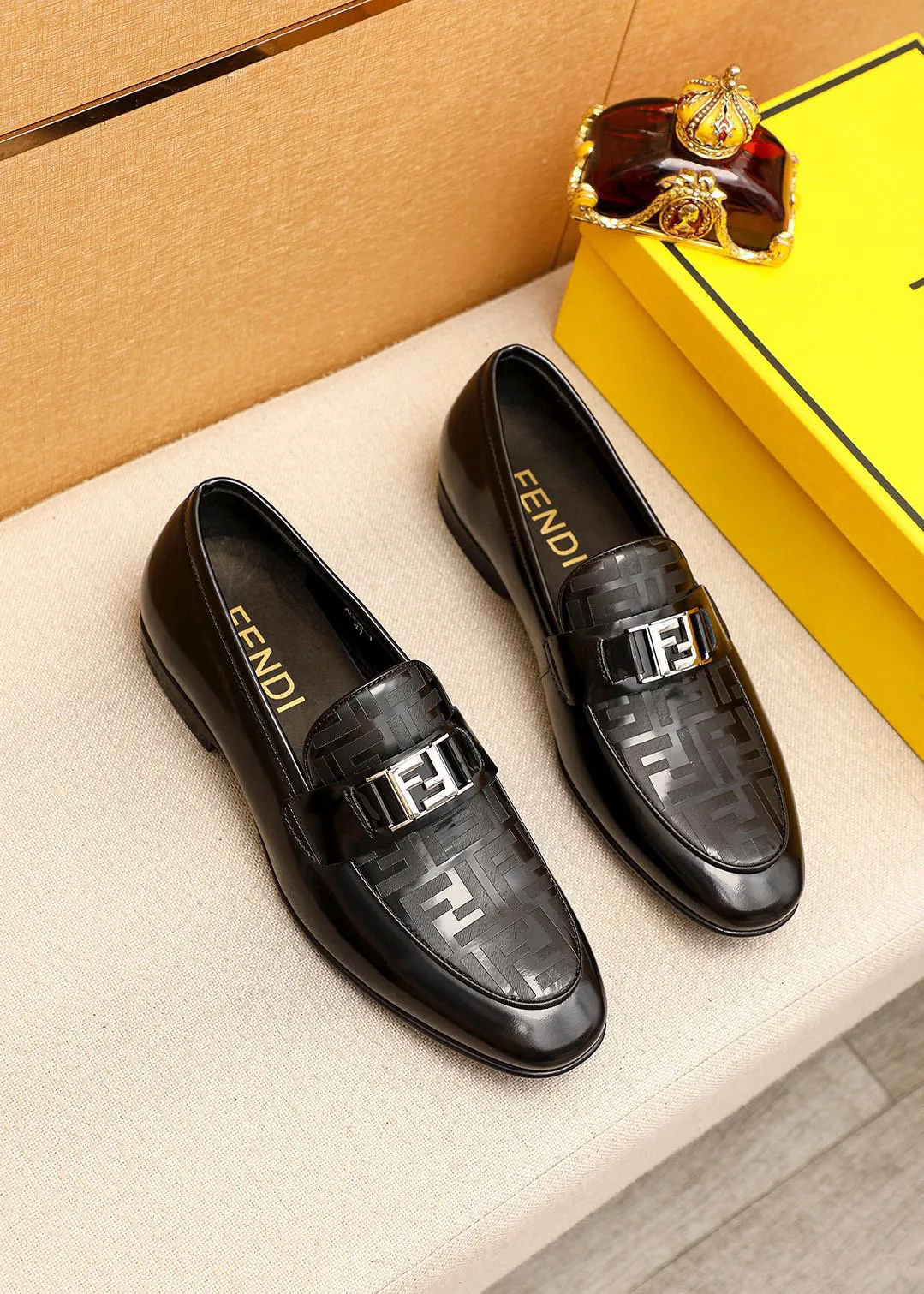 Men's shoes 💰442 💐 Product trademark: FENDI [Fendi] casual leather shoes Regular size: 38-44 (45🉑️customized) Product materials: Selected imported first-layer patent leather laser upper + luxury hardware buckle, imported cowhide leather lining. Strong three-dimensional visual effect, rubber outsole Color: 1⃣️color optional